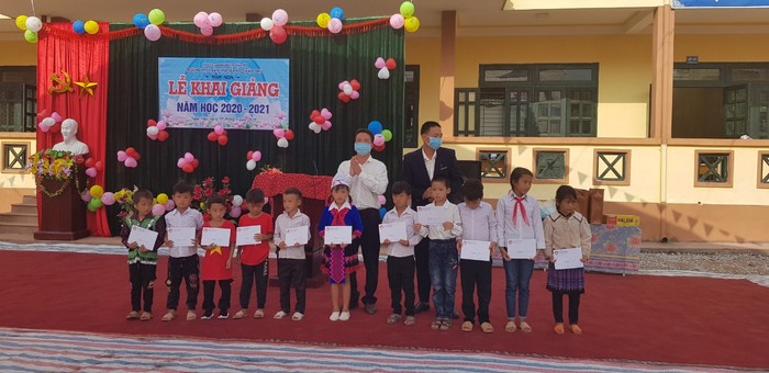 Lãnh đạp Phòng Giáo dục và Đào tạo huyện Nậm Pồ tặng thưởng cho các em học sinh nhân ngày khai giảng. Ảnh các cô giáo Nậm Nhừ.
