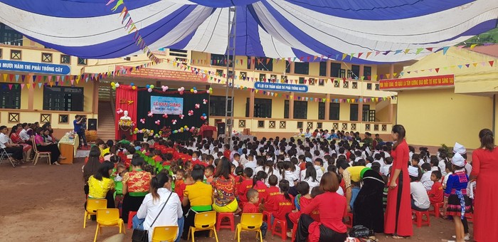 Nhờ khắc phục khó khăn kịp thời, các em học sinh tại Nậm Nhừ đã có một buổi khai giảng ấm cúng, nghĩa tình.