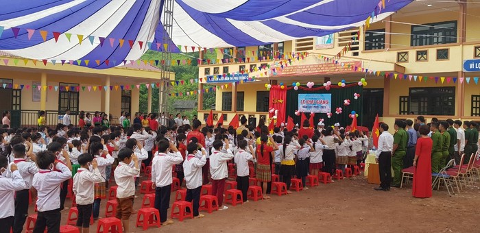 Học sinh trường Tiểu học Nậm Như khai giảng tại ngôi trường mới. Ảnh các cô giáo Nậm Nhù