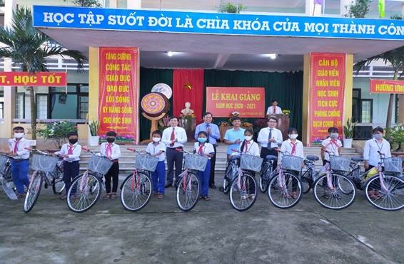 Học sinh ở Quảng Trị nhận được món quà ý nghĩa đầu năm học 2020 - 2021. Ảnh: Quangtri.edu.vn