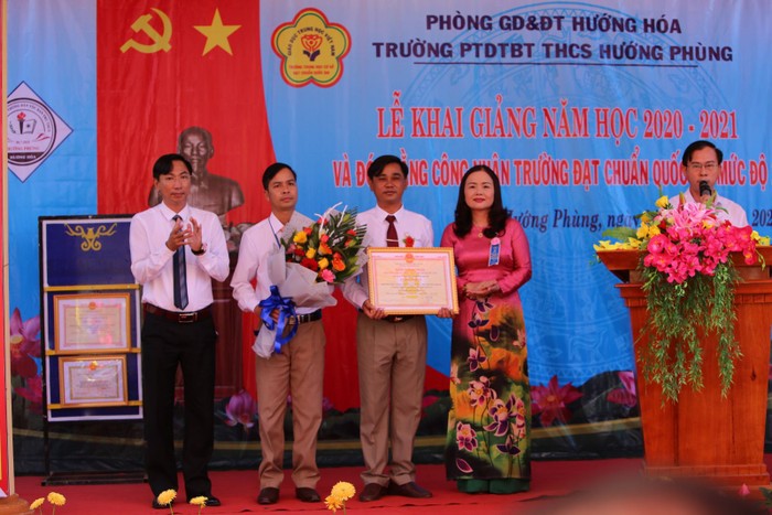 Bà Lê Thị Hương - Giám đốc Sở Giáo dục và Đào tạo Quảng Trị trao chứng nhận Trung học cơ sở Hướng Phùng đạt danh hiệu trường chuẩn mức độ 2. Ảnh: QT.tv