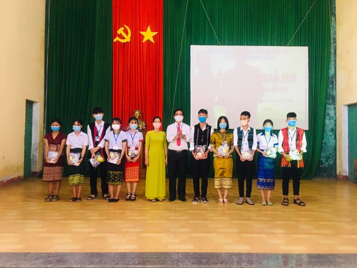 Các em học sinh đạt thành tích cao được nhà trường trao thưởng ngày khai giảng năm học mới ngày 9/9.
