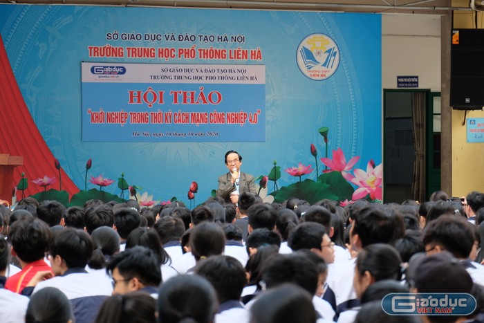 Giáo sư, Nhà Giáo nhân dân Nguyễn Lân Dũng chia sẻ với các em trường Liên Hà. Ảnh: Lại Cường