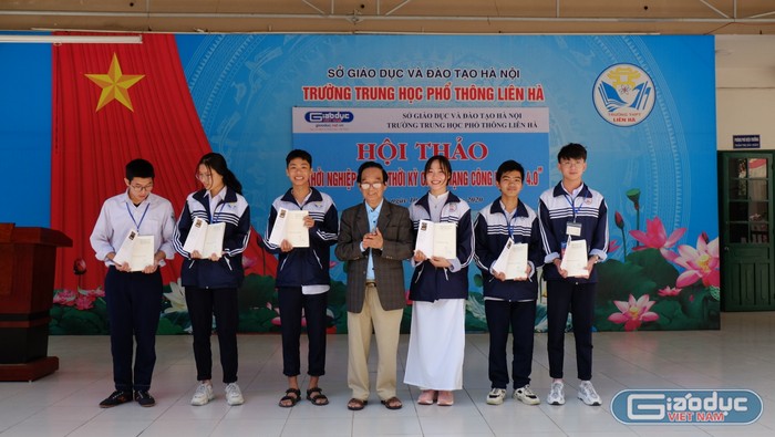 Những phần quà ý nghĩa của Giáo sư Nguyễn Lân Dũng dành cho các em học sinh trường Liên Hà. Ảnh: Lai Cường