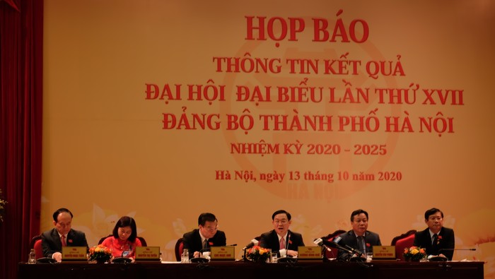 Lãnh đạo thành phố Hà Nội chủ trì buổi họp báo chiều 13/10. Ảnh: LC