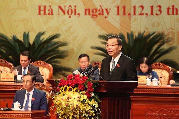 Ông Chu Ngọc Anh báo cáo kết quả Hội nghị lần thứ nhất Ban Chấp hành Đảng bộ thành phố khoá XVII. Ảnh: Hanoi.gov.vn