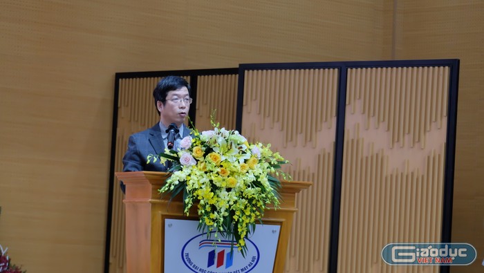 Tiến sĩ Hoàng Xuân Hiệp – Hiệu trưởng Trường Đại học Công nghiệp Dệt may Hà Nội phát biểu tại buổi lễ. Ảnh: LC