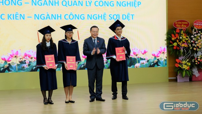 Những thủ khoa đầu ra của trường Đại học Công nghiệp dệt may thời trang Hà Nội nhận bằng tốt nghiệp từ Phó chủ tịch Quốc hội. Ảnh: LC