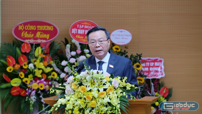 Phó Chủ tịch Quốc hội Phùng Quốc Hiển đã thay mặt lãnh đạo Quốc hội gửi lời chúc mừng đến hơn 400 tân cử nhân khoá 1 của Trường Đại học Công nghiệp Dệt May Hà Nội . Ảnh: LC