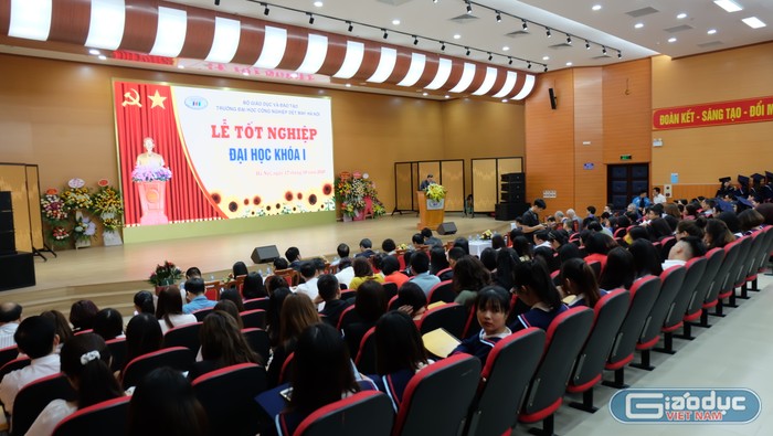 Lễ tốt nghiệp của hơn 400 cử nhân, kỹ sư khóa 1 trường Đại học Công nghiệp Dệt may thời trang Hà Nội. Ảnh: LC