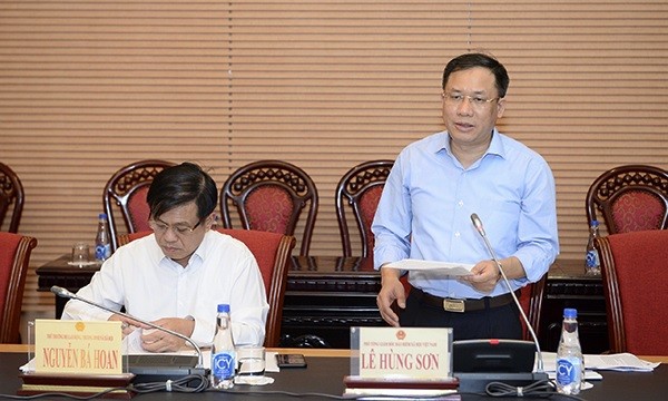 Ông Lê Hùng Sơn báo cáo tại phiên thảo luận.