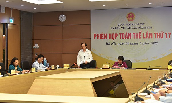 Bộ trưởng Bộ Lao động Thương binh và Xã hội Đào Ngọc Dung phát biểu tại phiên họp.