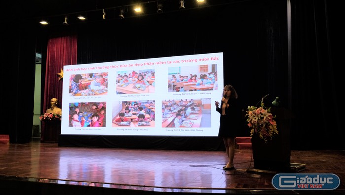 Chuyên gia của Ajnomoto giới thiệu về phần mềm bữa ăn học đường. Ảnh: LC