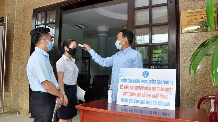Bảo hiểm xã hội Việt Nam thực hiện phòng chống dịch ngay tại cơ quan.