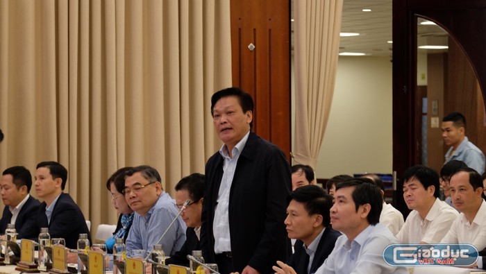 Thứ trưởng Bộ Nội vụ Nguyễn Duy Thăng trả lời câu hỏi về trường Đại học Tôn Đức Thắng. Ảnh: LC