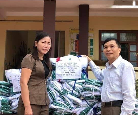 Hiệu trưởng trường Tiểu học Vĩnh Lâm tiếp nhận quà, đồ cứu trợ cho học sinh trường Vĩnh Lâm