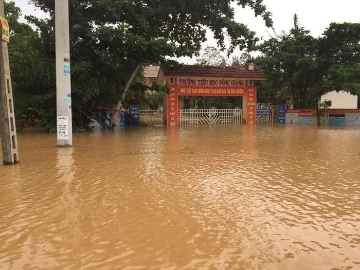 Trường Tiểu học Đông Giang ngập chìm trong nước lũ. Ảnh: Trường Đông Giang