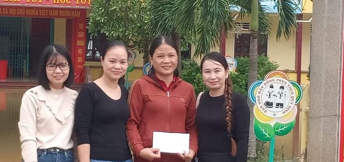 Cô giáo Nguyễn Thị Thanh Tình (người áo nâu) đã kết nối yêu thương của các nhà hảo tâm gửi đến Đông Giang. Ảnh: Trường Đông Giang