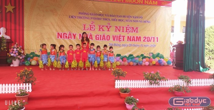 Hạnh phúc của cô giáo Phạm Thị Tuyến trong ngày nhà giáo Việt Nam. Ảnh: NVCC