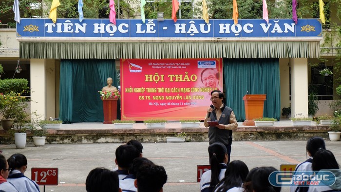 Giáo sư Nguyễn Lân Dũng chia sẻ trong buổi Hội thảo tại trường Việt Nam - Ba Lan.