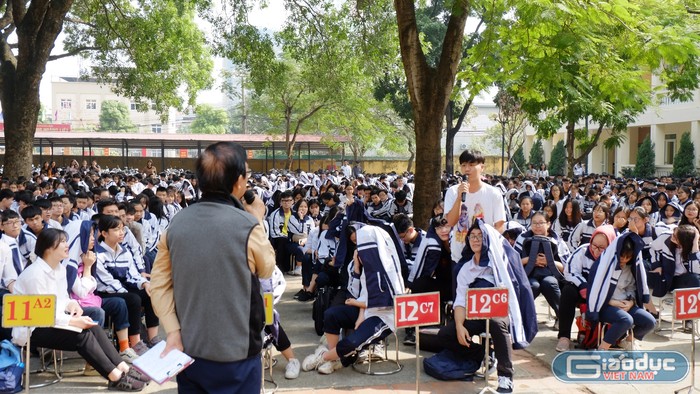 Sau những phút đầu ngại ngùng, các em học sinh đã mạnh dạn đặt nhiều câu hỏi thú vị với Giáo sư Nguyễn Lân Dũng.
