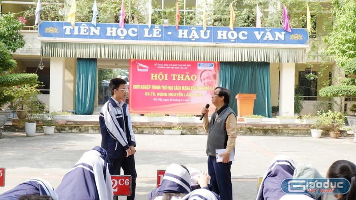 Nhiều câu hỏi trước ngưỡng cửa cuộc đời của các em học sinh đã được Giáo sư Nguyễn Lân Dũng giải đáp.