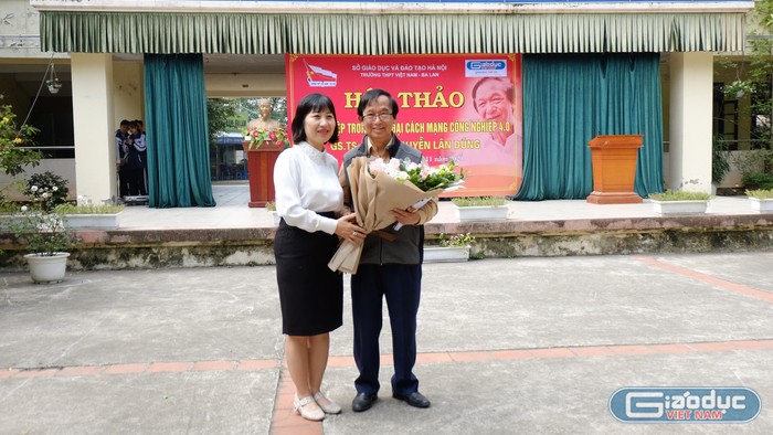 Cô giáo Ngô Thị Mai Hương, Hiệu trưởng nhà trường tặng hoa Giáo sư Nguyễn Lân Dũng.