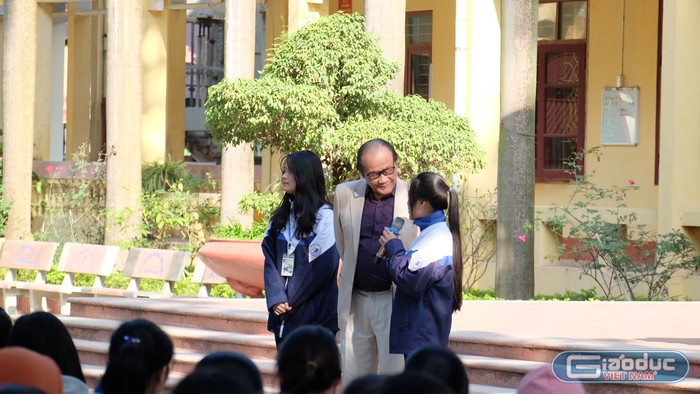 Tiến sĩ Trần Công Trục đã tạo được ấn tượng với các em học sinh bởi sự gần gũi của &quot;Ông Biển Đông&quot;. Ảnh: LC