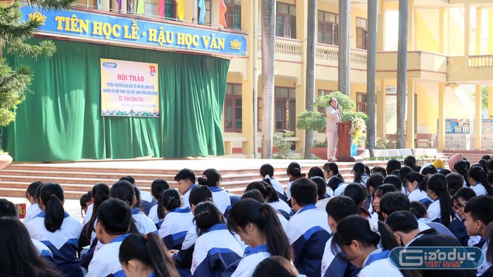 Gần 1000 em học sinh khối sáng của trường Trung học phổ thông Hiệp Hòa số 3 đã tham dự hội thảo, tuyên truyền. Ảnh: LC