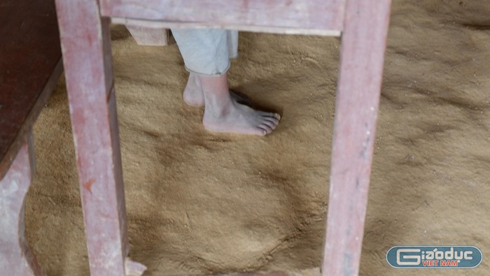 Đôi chân trần của những đứa trẻ người La Hủ.
