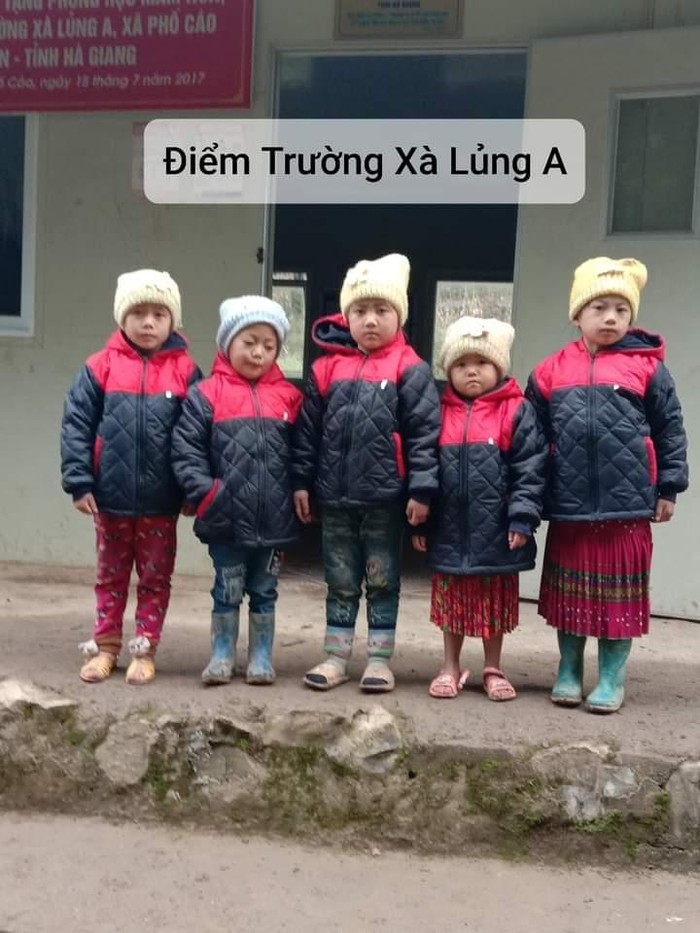 Các em học sinh ở điểm Xà Lủng A của xã Vần Chải được các nhà hảo tâm gửi tặng áo ấm.