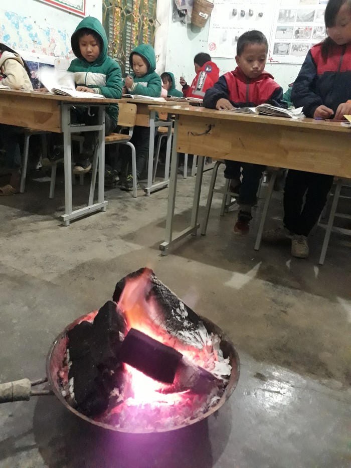 Học sinh ở trường Phổ thông dân tộc bán trú Tiểu học và Trung học cơ sở Lũng Táo phải đốt lửa trong lớp học. Lũng Táo là một trong những nơi lạnh nhất Đồng Văn.