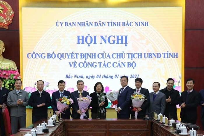 Ủy ban nhân dân tỉnh Bắc Ninh bổ nhiệm nhiều lãnh đạo chủ chốt của tỉnh. (Ông Nguyễn Nhân Chinh tay cầm hoa nơ đỏ). Ảnh: Báo Bắc Ninh