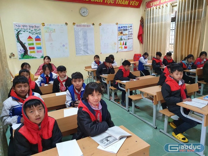 Các em học sinh trường Trung học cơ sở Ka Lăng ấm ám trong mùa đông lạnh.