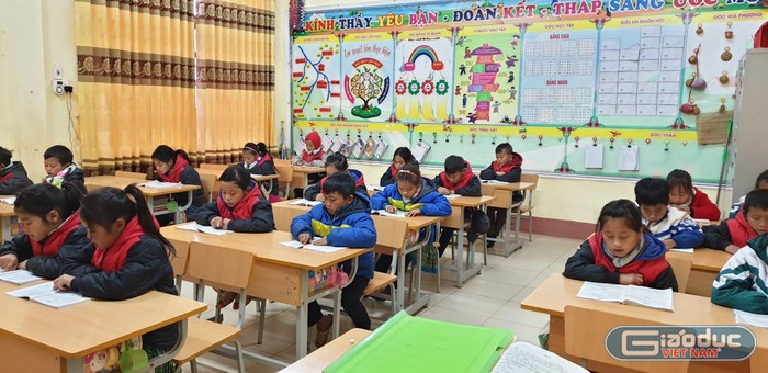 Môi trường học tập của các em vùng cao Nậm Pồ được đảm bảo trong giá rét.