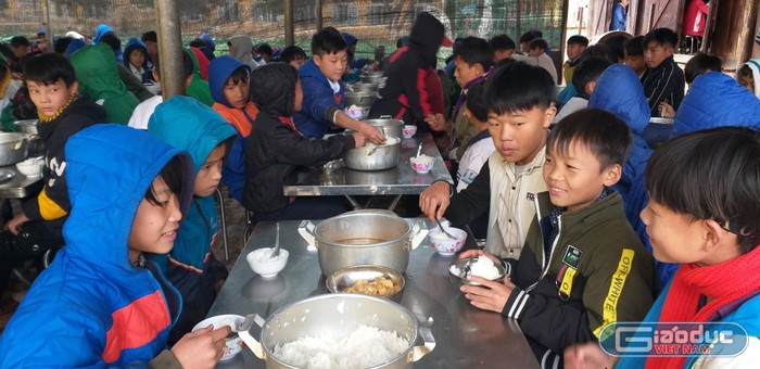 Học sinh ở Nậm Pồ được đảm bảo thức ăn, thức uống nóng, không bị đói mùa rét.