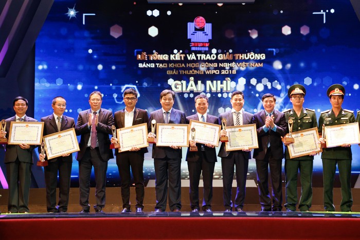 Nhà giáo nhân dân, Phó Giáo sư, Tiến sĩ Trần Đức Quý - Hiệu trưởng nhà trường và ông Hoàng Anh - Giám đốc trung tâm Đảm bảo chất lượng (đứng giữa) nhận giải thưởng Sáng tạo Khoa học Công nghệ Việt Nam (Vifotec) năm 2018