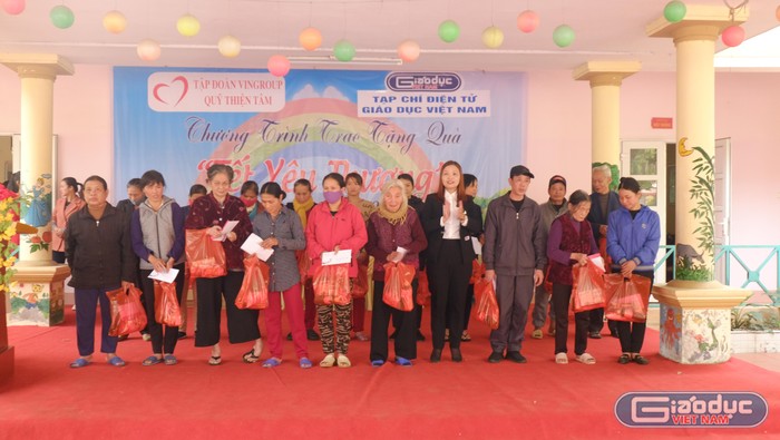 Bà Ma Thị Ngọc Hà - Phó chủ tịch Ủy ban nhân dân phường Hùng Vương, thị xã Phú Thọ tặng quà bà con nghèo.