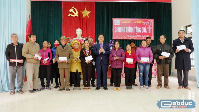 118 hộ nghèo tại xã Phú Lâm được tặng quà tết.