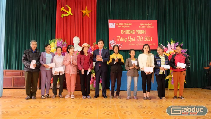 Tại xã Vân Đồn, Tạp chí điện tử Giáo dục Việt Nam đã tặng quà bà con khó khăn của 3 xã Hùng Long, Vân Đồn và Sóc Đăng.