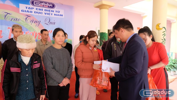 Những món quà thiết thực được Tạp chí điện tử Giáo dục Việt Nam gửi đến bà con nhân dân thị xã Phú Thọ dịp Tết đến, xuân về.