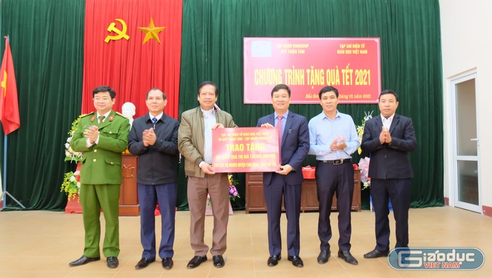 Tạp chí điện tử Giáo dục Việt Nam trao 201 suất quà cho huyện Tam Nông- Phú Thọ.
