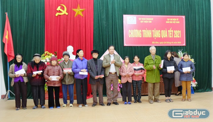 Ông Phan Đức Tài – Chủ tịch Ủy ban Mặt trận Tổ quốc huyện Tam Nông tặng quà bà con trong chương trình tặng quà Tết Tân Sửu.