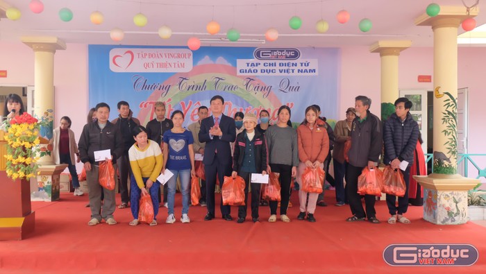 246 hộ nghèo, khó khăn tại thị xã Phú Thọ được nhận quà của các nhà hảo tâm.