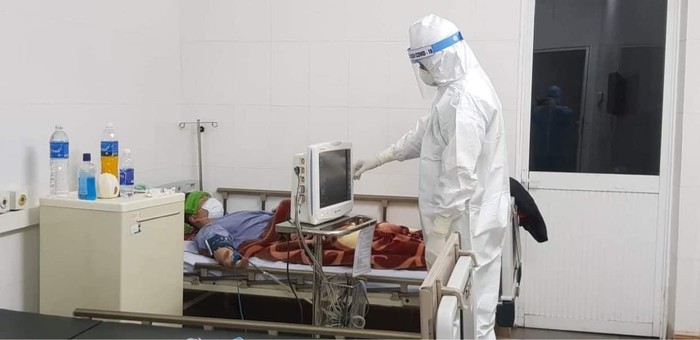 Bác sĩ Ngân chăm sóc bệnh nhân COVID-19 tại Bệnh viện Phổi Quảng Ninh. Ảnh: Bộ Y tế