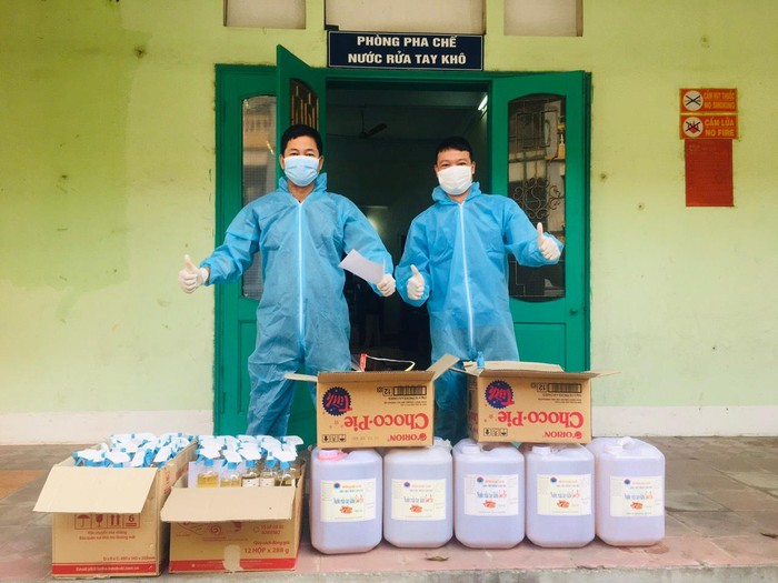 Đội ngũ các cán bộ giáo viên trường Đại học Sao Đỏ khẩn trương pha chế nước sát khuẩn cung cấp miễn phí tại tâm dịch Chí Linh. Ảnh: Đại học Sao Đỏ