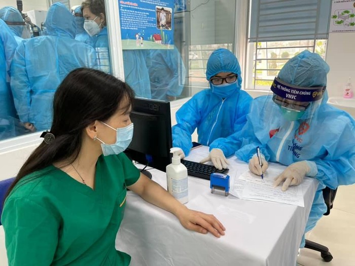 Nhân viên Y tế tại Bệnh nhiệt đới Trung ương cơ sở II Kim Chung, Đông Anh tiêm Vaccine Covid-19
