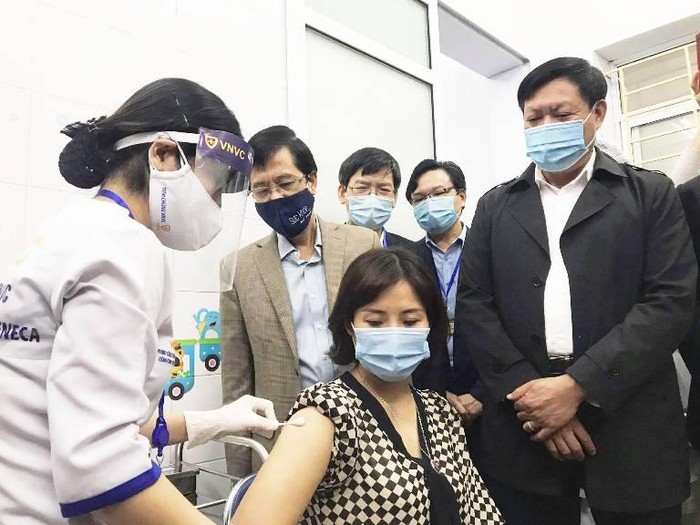 Người đầu tiên tiêm mũi vaccine phòng COVID-19 tại Hải Dương là chị Phạm Thị Tuyết Nhung, 40 tuổi là nhân viên y tế Trung tâm Y tế thành phố Hải Dương, thuộc tổ lấy mẫu Covid-19 tại cộng đồng là người đầu tiên được tiêm vacccine Covid-19.