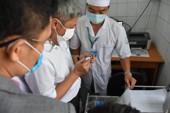 Thứ trưởng Bộ Y tế Nguyễn Trường Sơn kiểm tra công tác liên quan đến vaccien Covid-19.