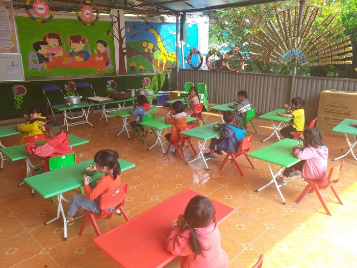 Bữa ăn bán trú mầm non ở Nậm Pồ được đảm bảo khoảng cách. Ảnh: Phòng Giáo dục và Đào tạo huyện Nậm Pồ